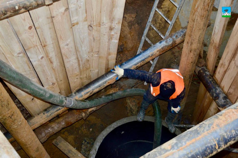 Аварийно-ремонтная бригада получила доступ к месту повреждения коллектора по улице Полесской: ведётся расчистка лотка и установка новых бетонных колец Аварийно-ремонтная бригада получила доступ к месту повреждения коллектора по улице Полесской: ведётся расчистка лотка и установка новых бетонных колец