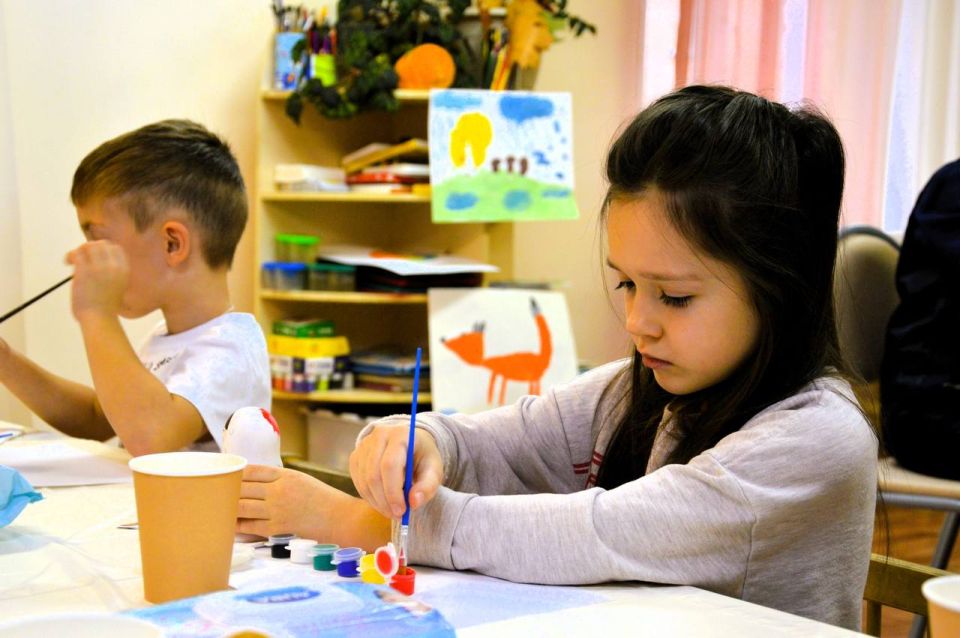 «Русский сувенир для мамы»: в преддверии Дня матери дети расписали матрешек «Русский сувенир для мамы»: в преддверии Дня матери дети расписали матрешек