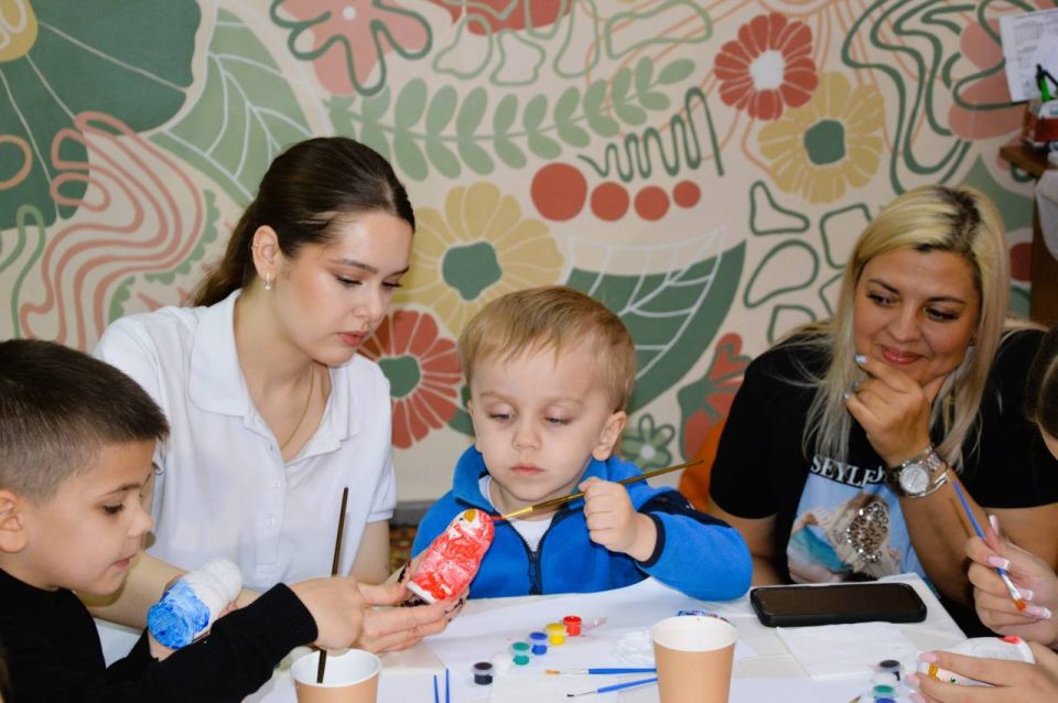 «Русский сувенир для мамы»: в преддверии Дня матери дети расписали матрешек «Русский сувенир для мамы»: в преддверии Дня матери дети расписали матрешек
