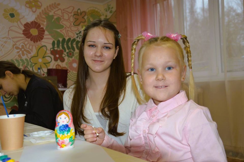 «Русский сувенир для мамы»: в преддверии Дня матери дети расписали матрешек «Русский сувенир для мамы»: в преддверии Дня матери дети расписали матрешек