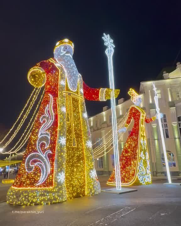 Юрий Парахин: Сегодня на главной площади Орла впервые зажглись новые новогодние световые фигуры — Дед Мороз и Снегурочка!