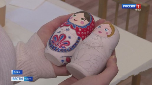 Юные орловцы подарили мамам расписанных своими руками матрешек