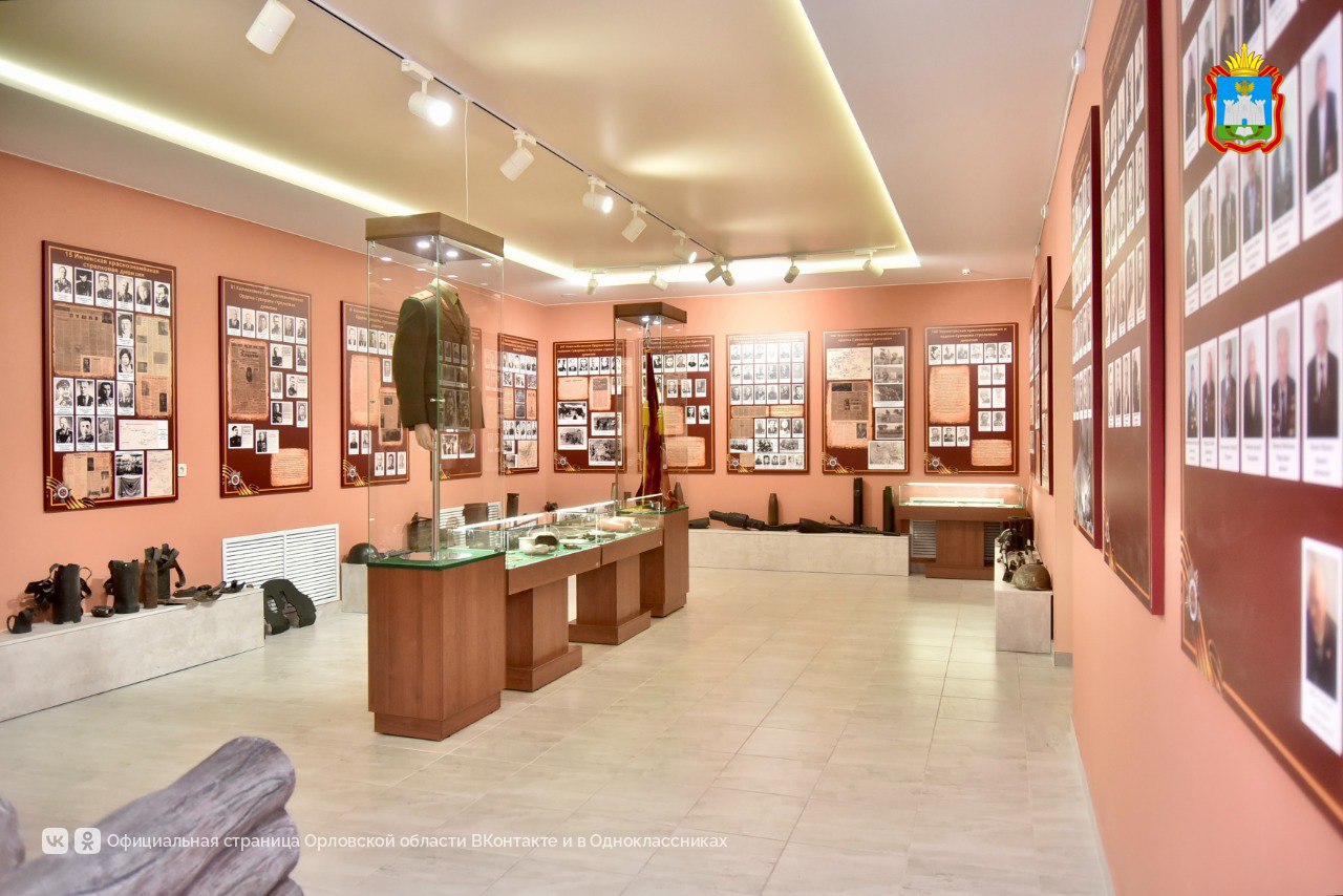 Губернатор Андрей Клычков во время рабочей поездки в Глазуновский район побывал в обновленных учреждениях культуры - районной детской библиотеке и историко-краеведческом музее Губернатор Андрей Клычков во время рабочей поездки в Глазуновский район побывал в обновленных учреждениях культуры - районной детской библиотеке и историко-краеведческом музее