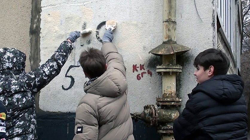 В Орле закрасили больше сотни реклам наркошопов