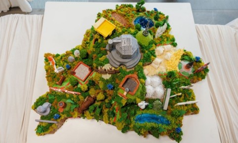 В Минске появился необычный торт в форме карты Беларуси с культурными символами