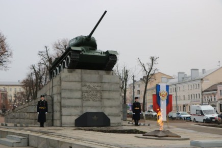 В День Неизвестного солдата в Орле состоялся митинг памяти в сквере танкистов