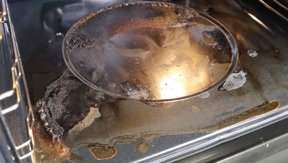 Очистка духовки без усилий: простые и эффективные способы