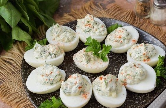 Нежное угощение: фаршированные яйца с рисом и зеленью на праздничный стол