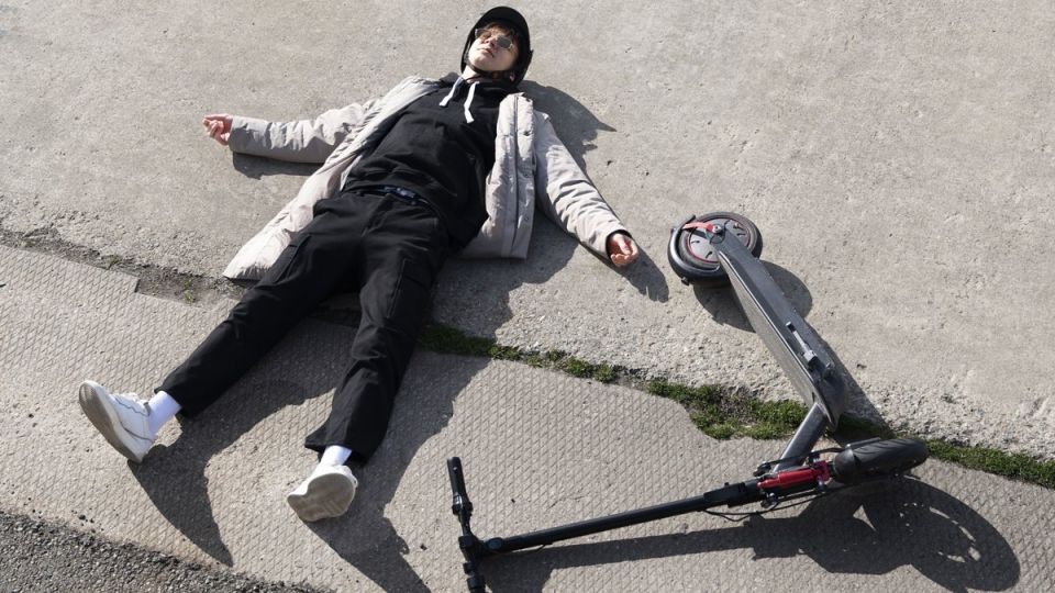 Водитель, сбивший подростка на электросамокате, лишился прав: как суды решили дело