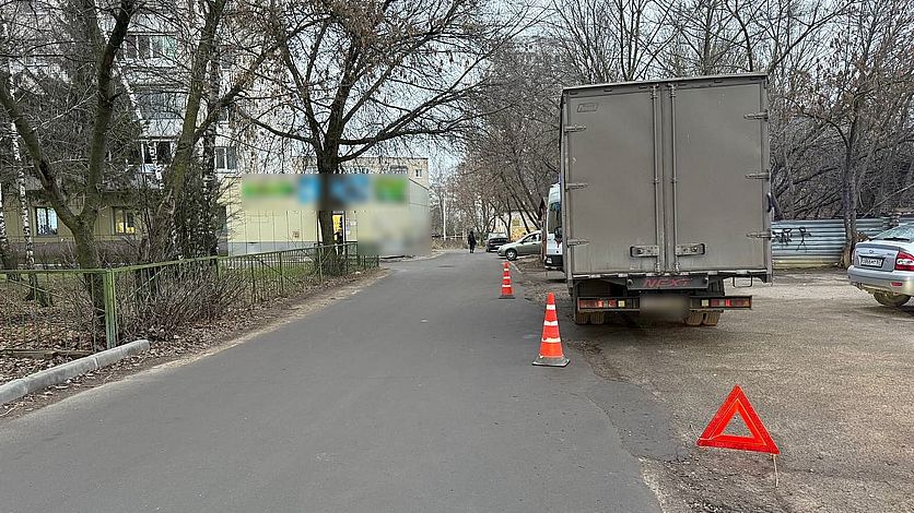 Пенсионерка попала под колеса ГАЗели в одном из дворов Орла