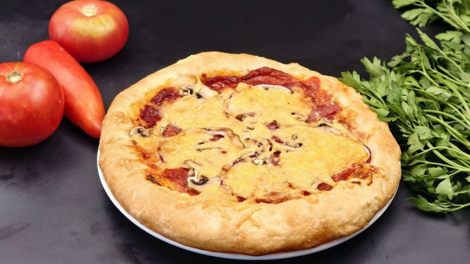 Летняя пицца с сырокопченой свининой и грибами: незабываемый семейный рецепт
