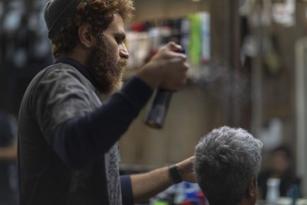 Как нестандартно использовать лак для волос: 4 приема с косметическим средством