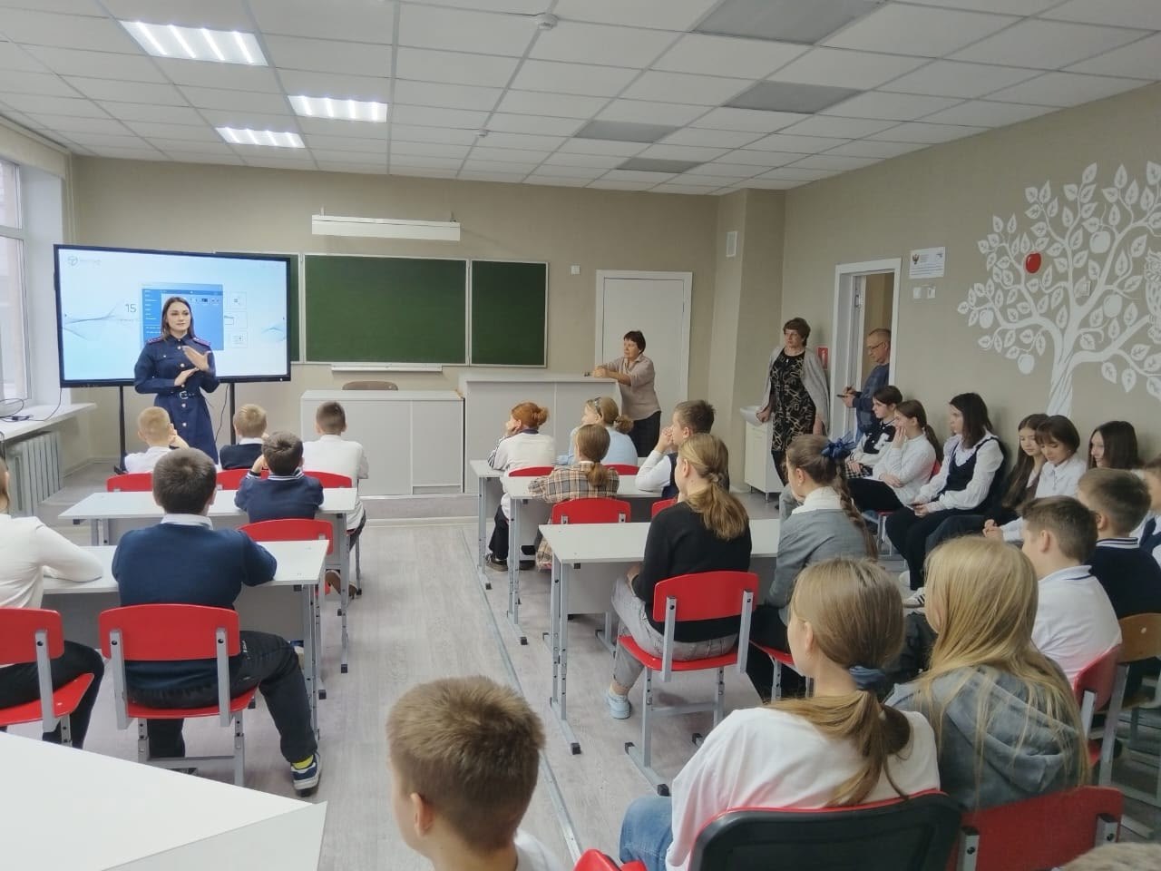 Сотрудники следственного управления продолжают посещать образовательные учреждения Орловского муниципального округа