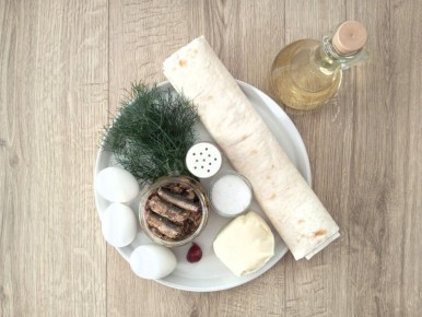 Пикантные конвертики из лаваша: быстрая закуска с сыром и шпротами