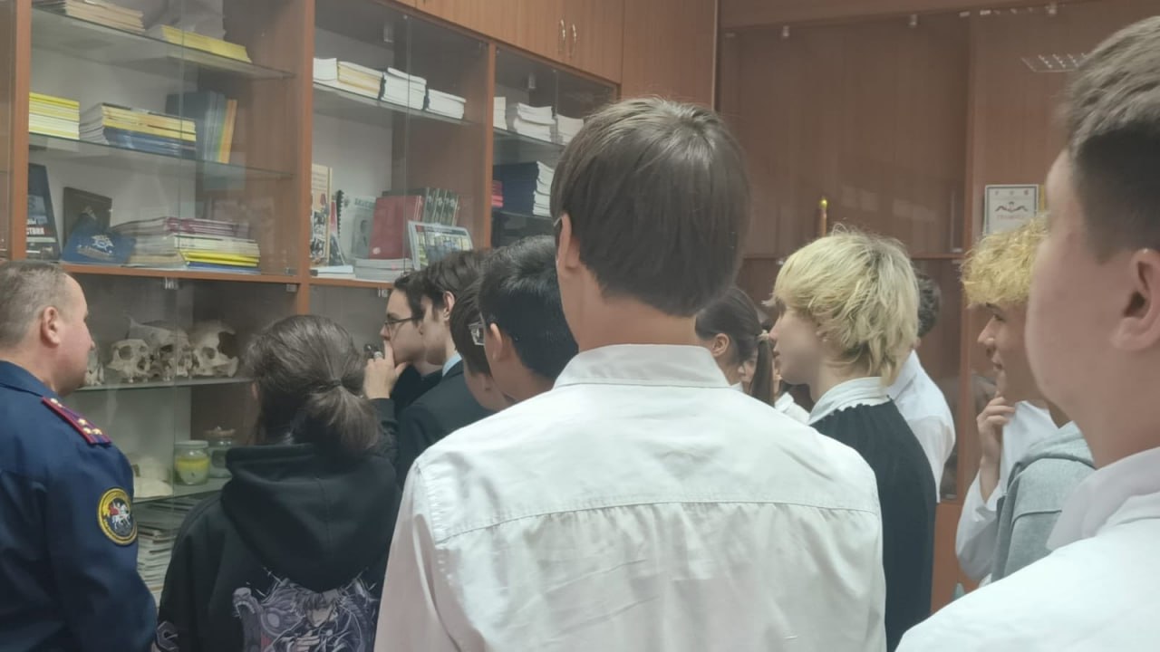 Следователи организовали экскурсию для старшеклассников по следственному управлению Следователи организовали экскурсию для старшеклассников по следственному управлению