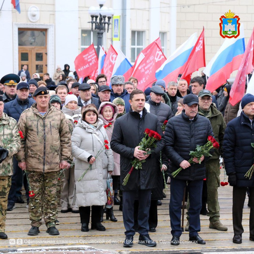Губернатор Андрей Клычков принял участие в торжественной церемонии возложения цветов, посвященной Дню Героев Отечества Губернатор Андрей Клычков принял участие в торжественной церемонии возложения цветов, посвященной Дню Героев Отечества