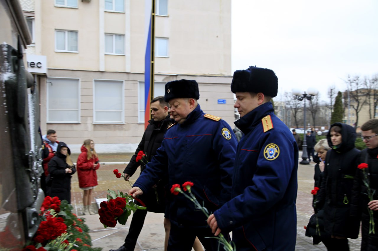 Сотрудники аппарата следственного управления СК России по Орловской области приняли участие в торжественном мероприятии ко Дню Героев Отечества Сотрудники аппарата следственного управления СК России по Орловской области приняли участие в торжественном мероприятии ко Дню Героев Отечества