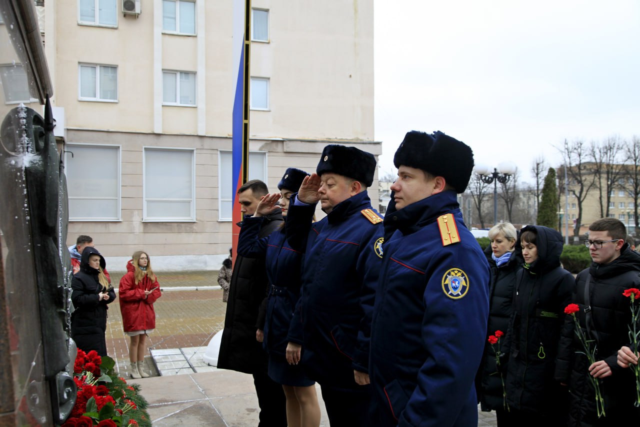 Сотрудники аппарата следственного управления СК России по Орловской области приняли участие в торжественном мероприятии ко Дню Героев Отечества Сотрудники аппарата следственного управления СК России по Орловской области приняли участие в торжественном мероприятии ко Дню Героев Отечества