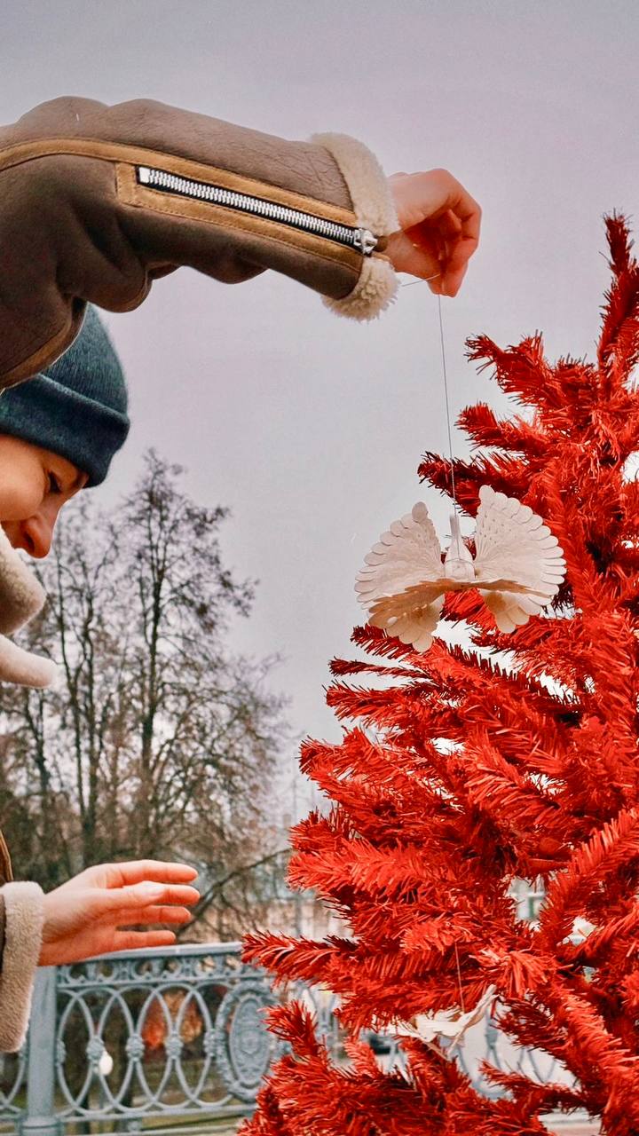 На Ленинском мосту засияли первые корпоративные ели: одна из них оформлена в стилистике Поморья На Ленинском мосту засияли первые корпоративные ели: одна из них оформлена в стилистике Поморья
