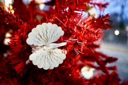 На Ленинском мосту засияли первые корпоративные ели: одна из них оформлена в стилистике Поморья