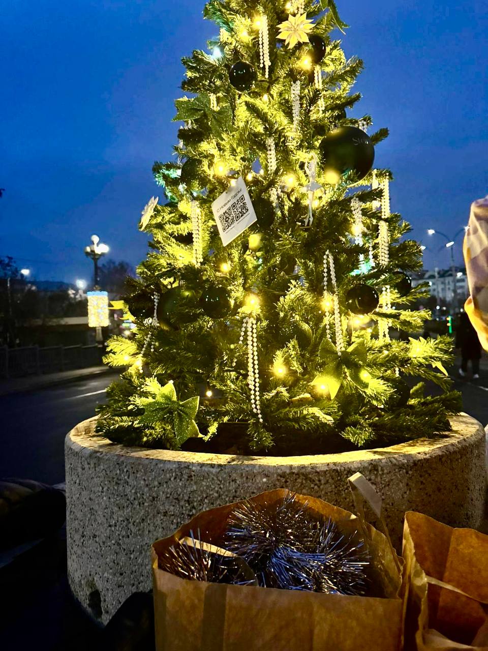 Ещё один участник проекта корпоративных елей на Ленинском мосту — компания SteinRus