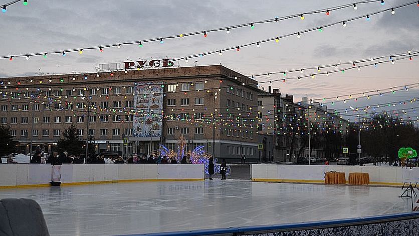 Стал известен график работы катка на площади Ленина в Орле