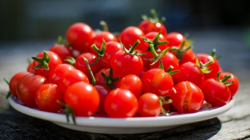 Этот салат идеален для разгрузочного дня: готовится из томатов и бородинского хлеба