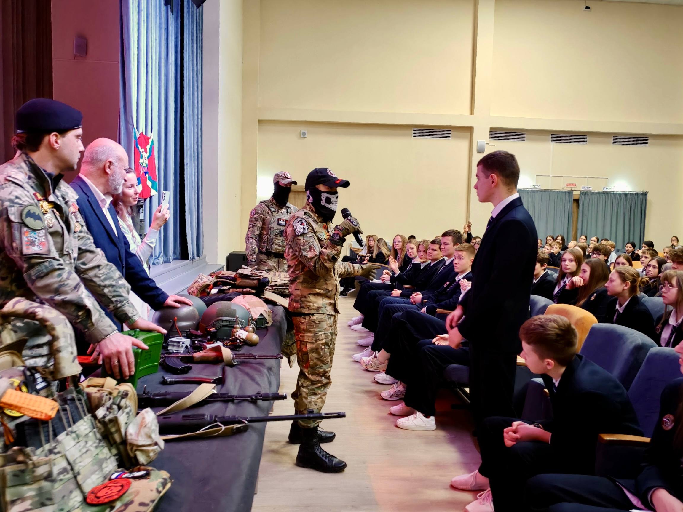 «Диалоги с героями»: в орловских школах продолжаются встречи с участниками СВО «Диалоги с героями»: в орловских школах продолжаются встречи с участниками СВО