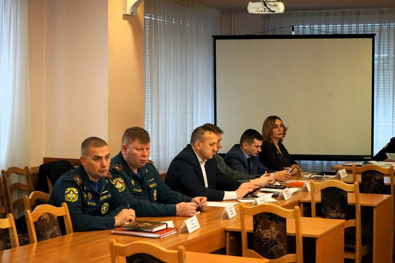 Праздники без происшествий: в Орле обсудили меры безопасности во время новогодних и рождественских мероприятий Праздники без происшествий: в Орле обсудили меры безопасности во время новогодних и рождественских мероприятий