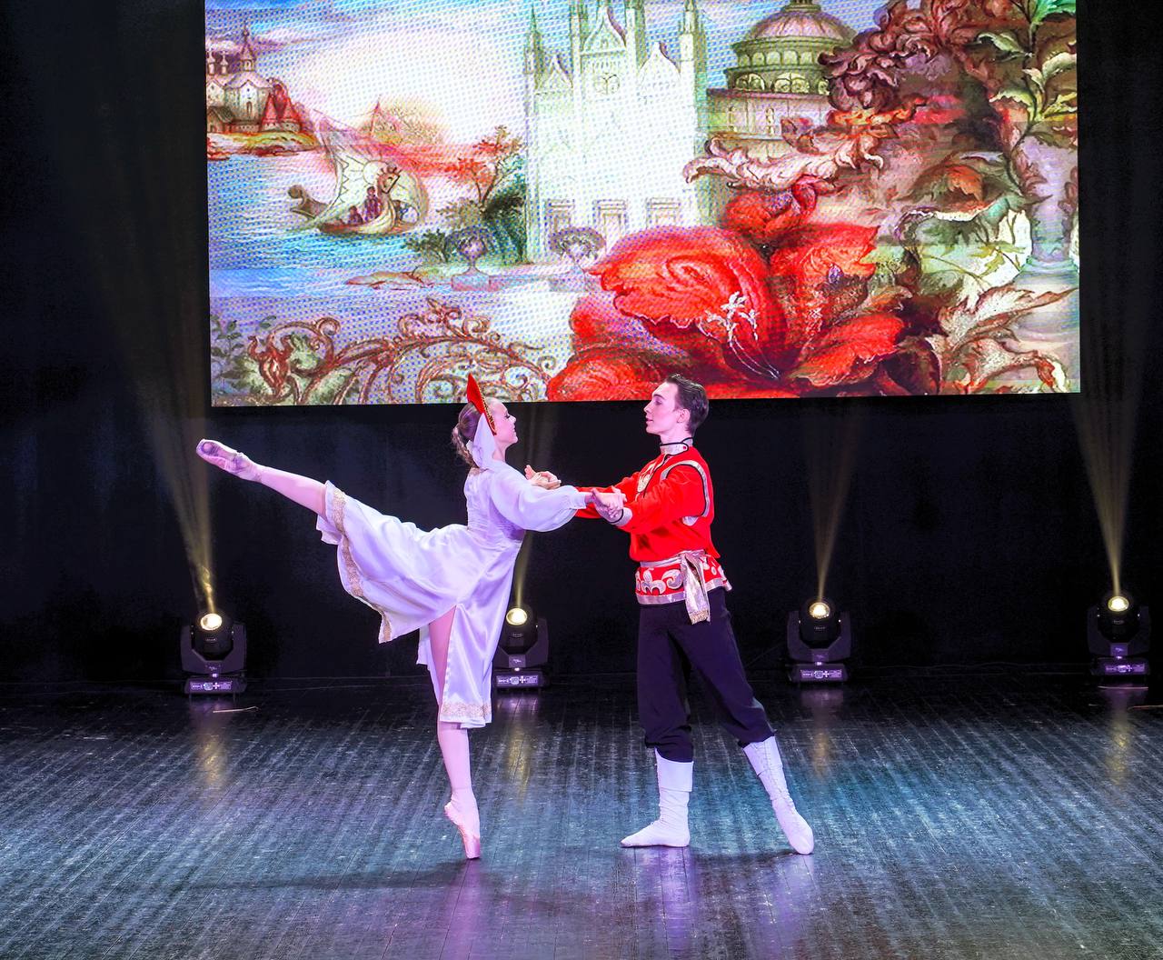 В Орле состоялся предновогодний показ спектакля «Аленький цветочек» В Орле состоялся предновогодний показ спектакля «Аленький цветочек»