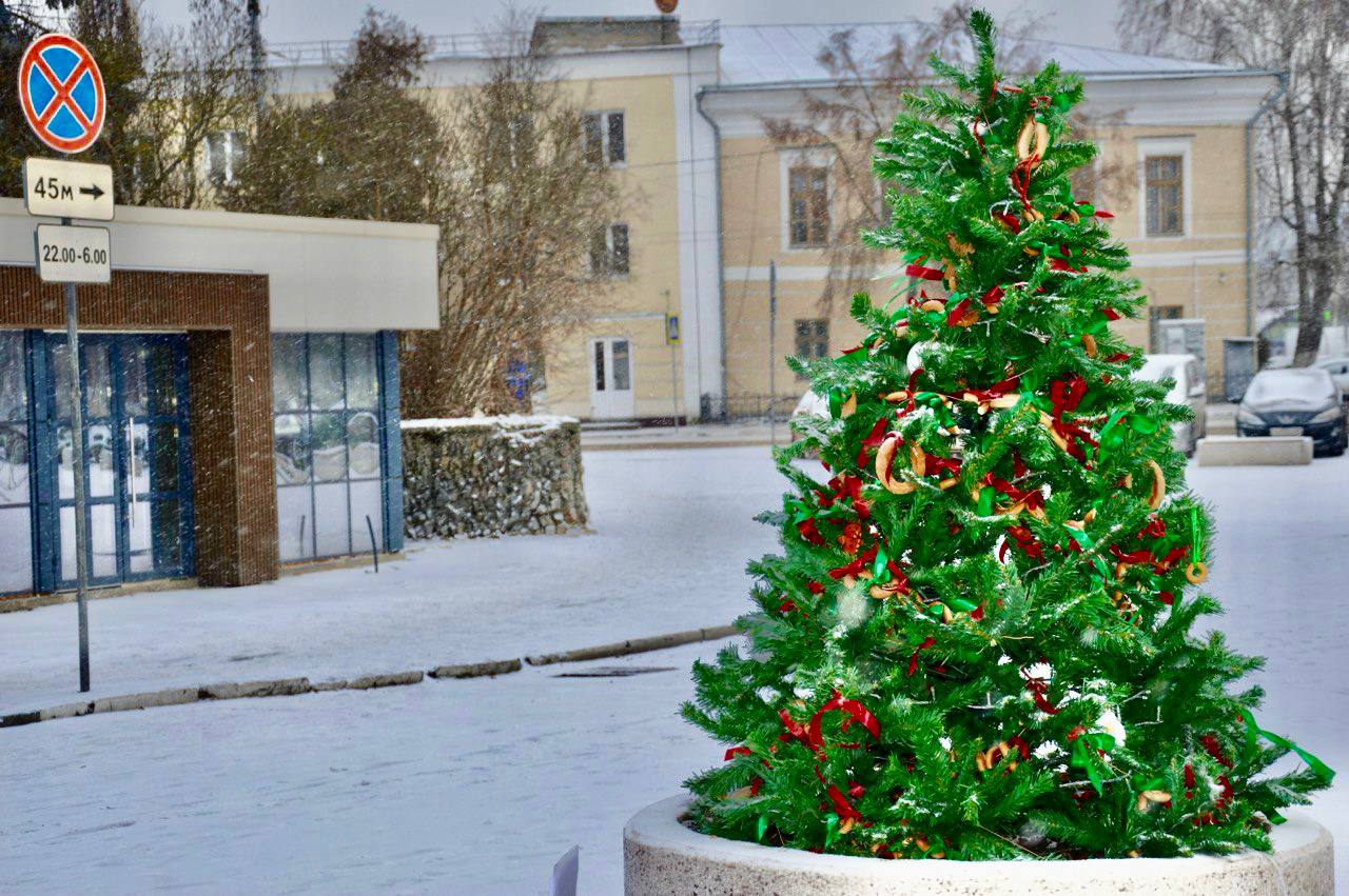 «Хлебная ёлка»: Орловский хлебокомбинат украсил ель на Ленинском мосту выпечкой собственного производства «Хлебная ёлка»: Орловский хлебокомбинат украсил ель на Ленинском мосту выпечкой собственного производства