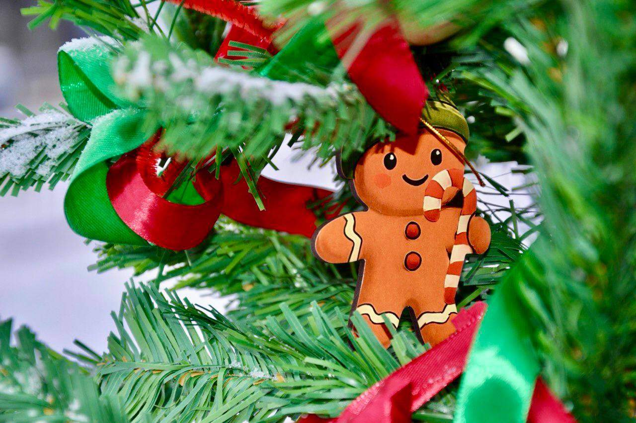 «Хлебная ёлка»: Орловский хлебокомбинат украсил ель на Ленинском мосту выпечкой собственного производства «Хлебная ёлка»: Орловский хлебокомбинат украсил ель на Ленинском мосту выпечкой собственного производства