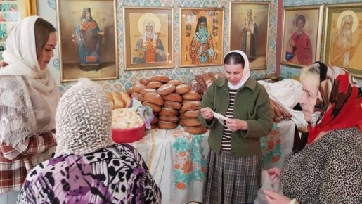 Приходская община орловского храма раздает нуждающимся хлеб и сыр