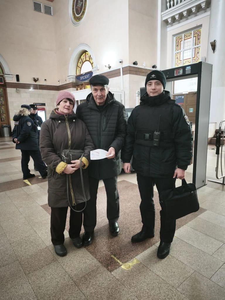 Цифровая бдительность: на вокзале города Брянска пассажирам рассказали о защите от кибермошенников Цифровая бдительность: на вокзале города Брянска пассажирам рассказали о защите от кибермошенников