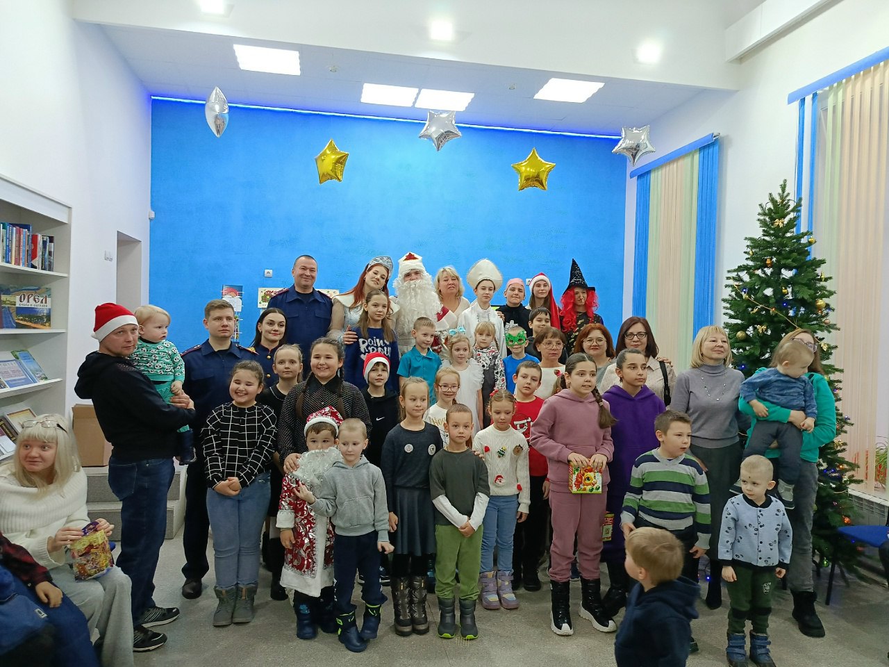 В Орле представители следственного управления поздравили воспитанников центра социального обслуживания с наступающим Новым 2026 годом