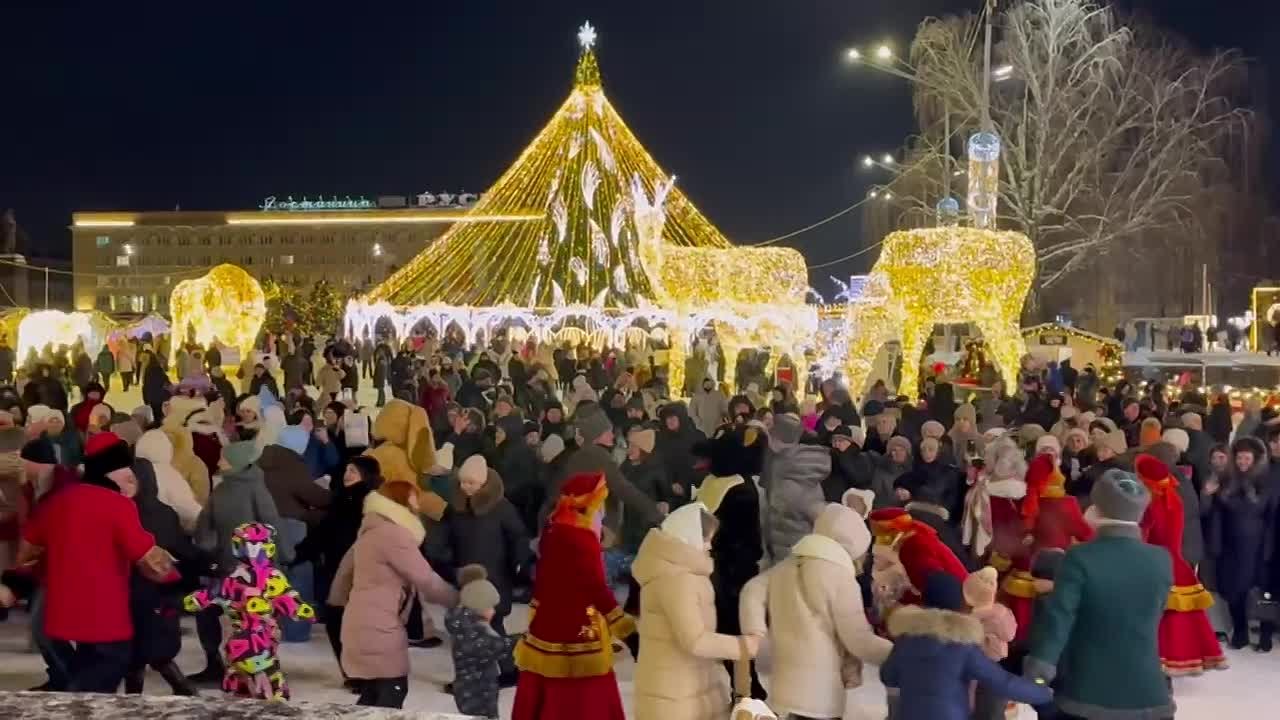 Танцевальный вечер: ансамбль «Славица» выступил на площади Ленина