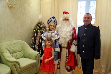 Следователи поздравили детей сотрудников с Новым 2026 годом и Рождеством Христовым