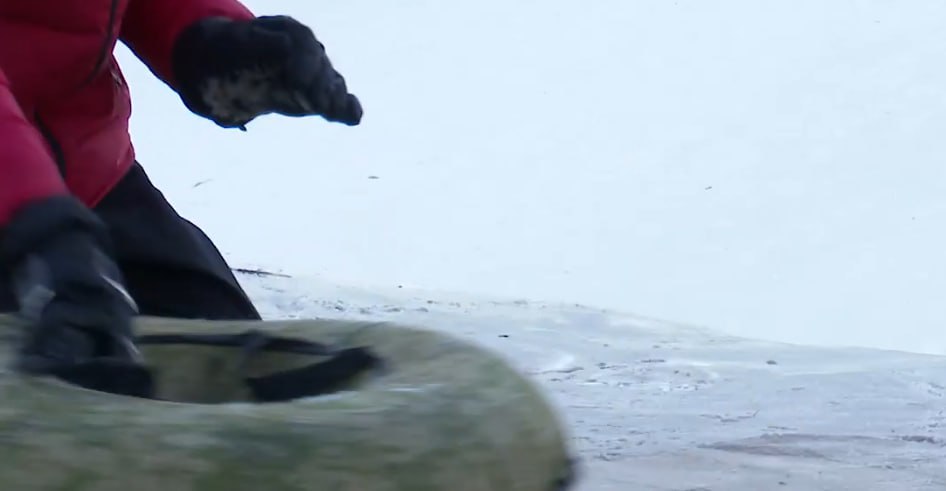 В Орле подросток получил перелом позвоночника, врезавшись на ватрушке в столб