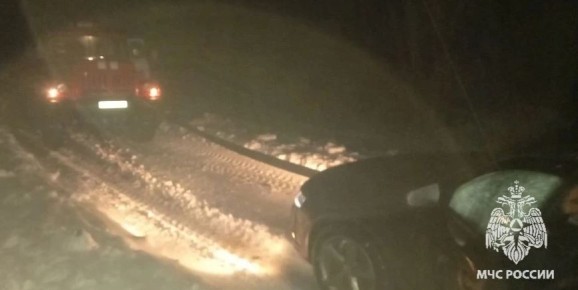 Ливенские пожарные помогли выбраться из снежного плена заблудившимся путешественникам