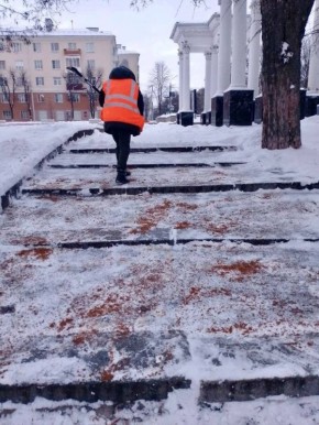 В Орле продолжается борьба с гололёдом