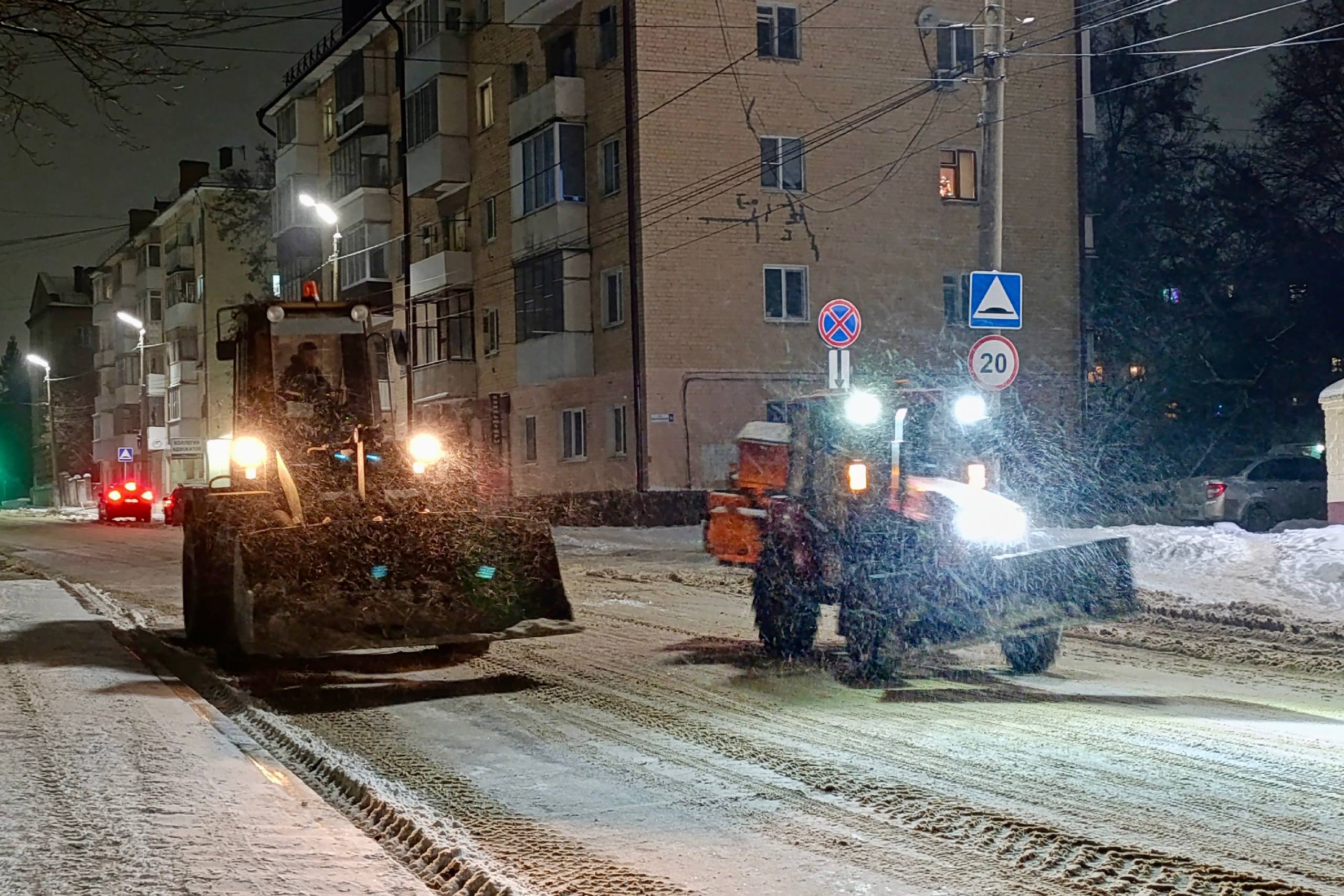 Зимняя уборка в Орле продолжается круглосуточно