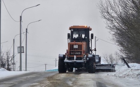 Орловские коммунальщики активно убирают снег у школ и детсадов