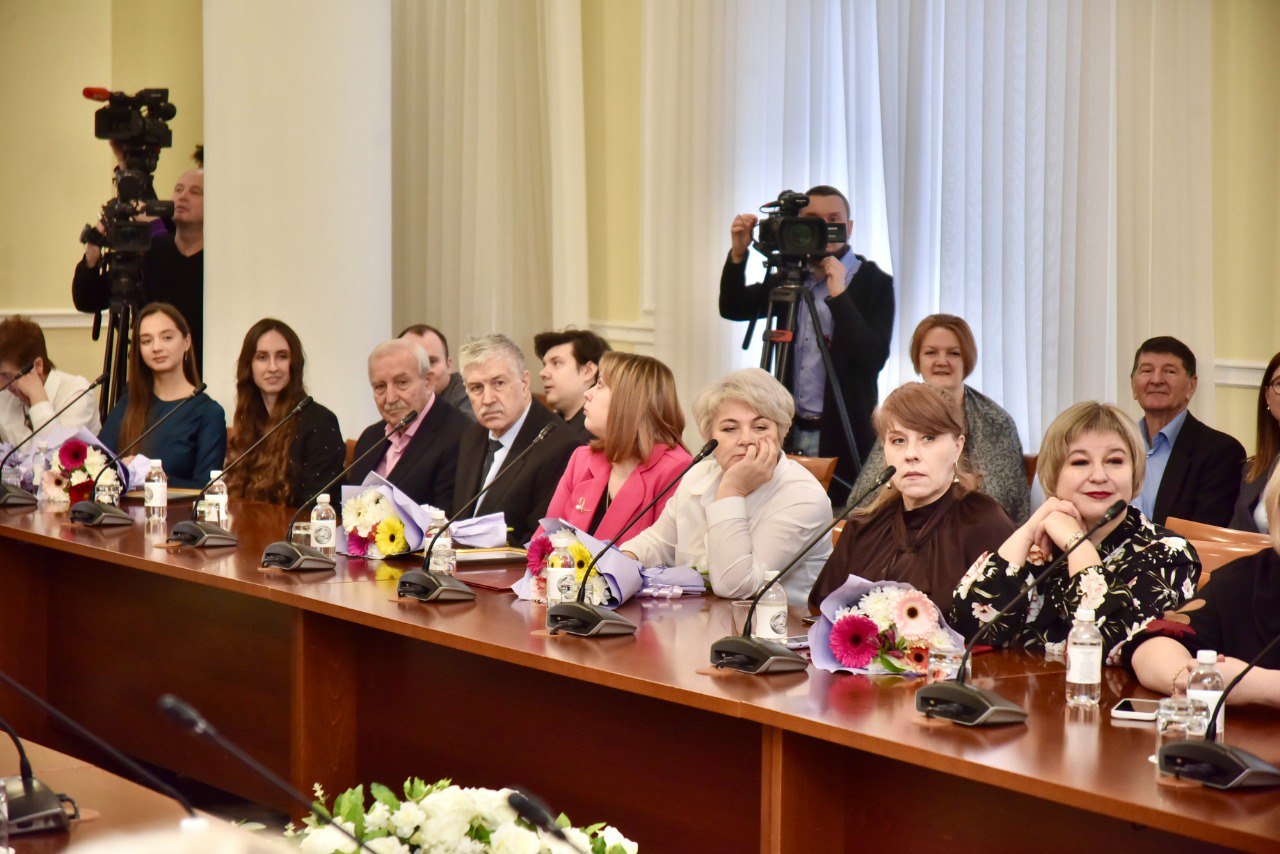 В День российской печати Губернатор Орловской области Андрей Клычков вручил награды лучшим представителям региональных СМИ В День российской печати Губернатор Орловской области Андрей Клычков вручил награды лучшим представителям региональных СМИ