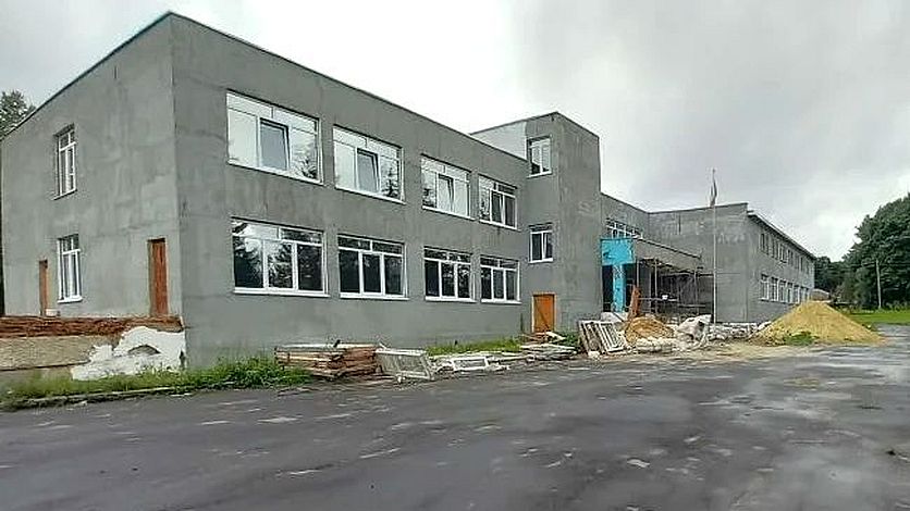 В Покровском районе продолжается капитальный ремонт Моховской школы