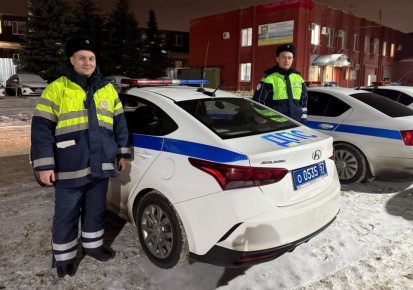 Орловские инспекторы спасли замерзающего на дороге водителя фуры
