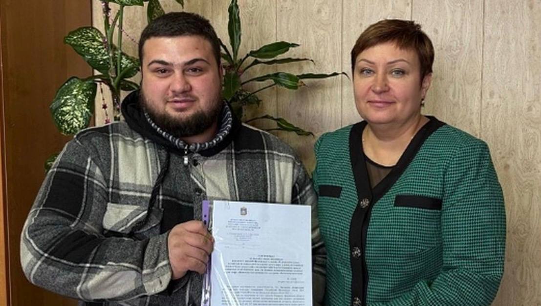 В Орле ребенку-сироте вручили жилищный сертификат