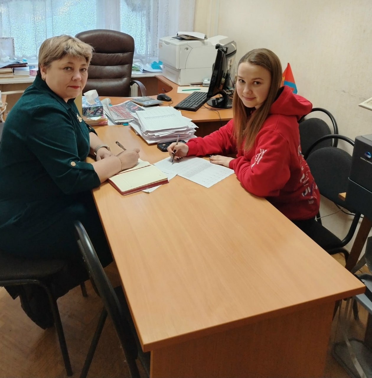 #про_ТИК. В Колпнянском районе накануне Дня Первооткрывателя вместе с коллегами из «Движение Первых» члены ТИК вручили паспорта юным гражданам нашей страны #про_ТИК. В Колпнянском районе накануне Дня Первооткрывателя вместе с коллегами из «Движение Первых» члены ТИК вручили паспорта юным гражданам нашей страны