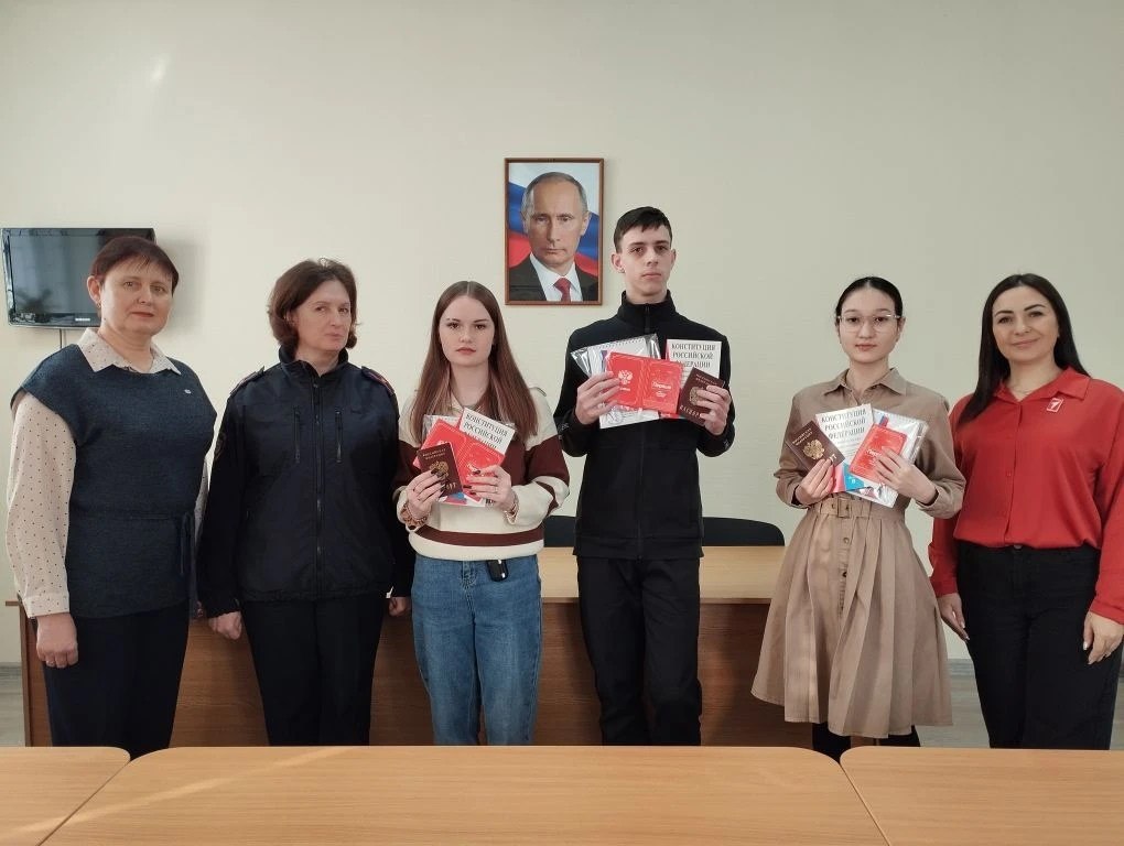 #про_ТИК. В Колпнянском районе накануне Дня Первооткрывателя вместе с коллегами из «Движение Первых» члены ТИК вручили паспорта юным гражданам нашей страны #про_ТИК. В Колпнянском районе накануне Дня Первооткрывателя вместе с коллегами из «Движение Первых» члены ТИК вручили паспорта юным гражданам нашей страны