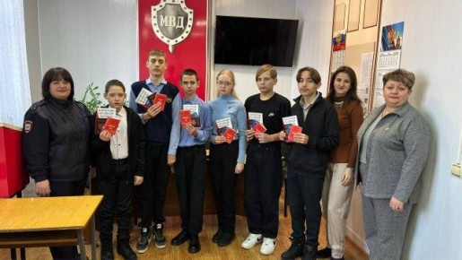 #про_ТИК. В Колпнянском районе накануне Дня Первооткрывателя вместе с коллегами из «Движение Первых» члены ТИК вручили паспорта юным гражданам нашей страны