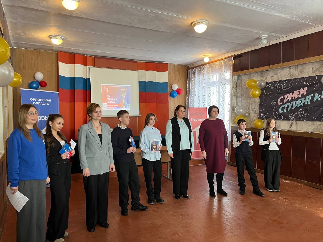 #про_ТИК. В Колпнянском районе накануне Дня Первооткрывателя вместе с коллегами из «Движение Первых» члены ТИК вручили паспорта юным гражданам нашей страны #про_ТИК. В Колпнянском районе накануне Дня Первооткрывателя вместе с коллегами из «Движение Первых» члены ТИК вручили паспорта юным гражданам нашей страны